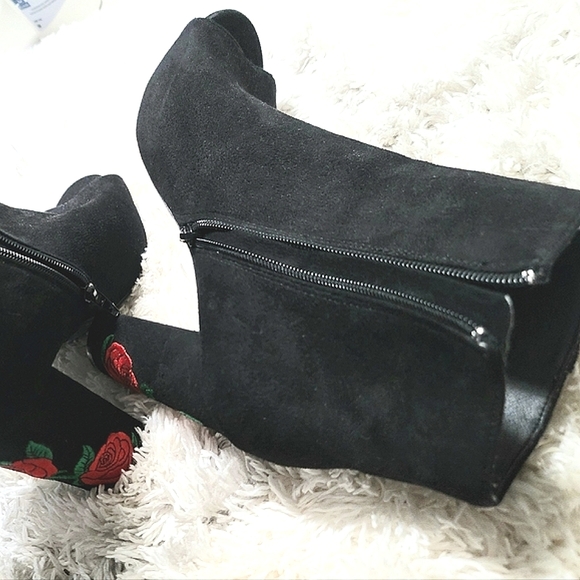 Wild Diva Faux Suede Rose Embroidered Almond Toe Booties Boots Size 9 - Picture 8 of 10